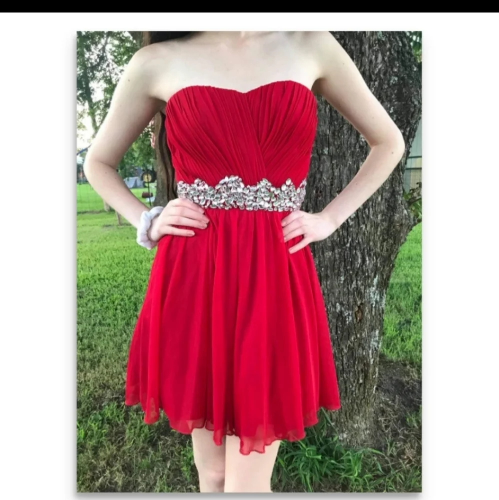 Red Xtraordinary Homecoming Dress Size 5 Juniors - Picture 2 of 10